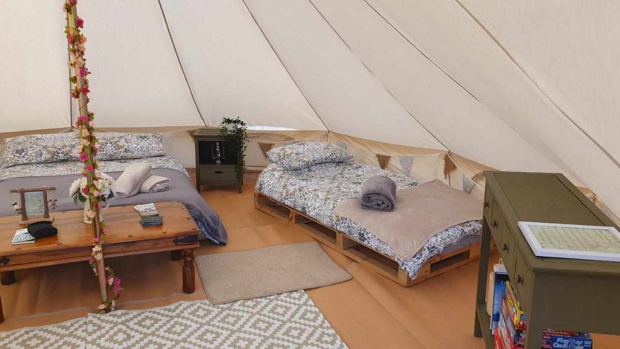 מלון לאנדוברי Calon Y Goedwig Glamping מראה חיצוני תמונה