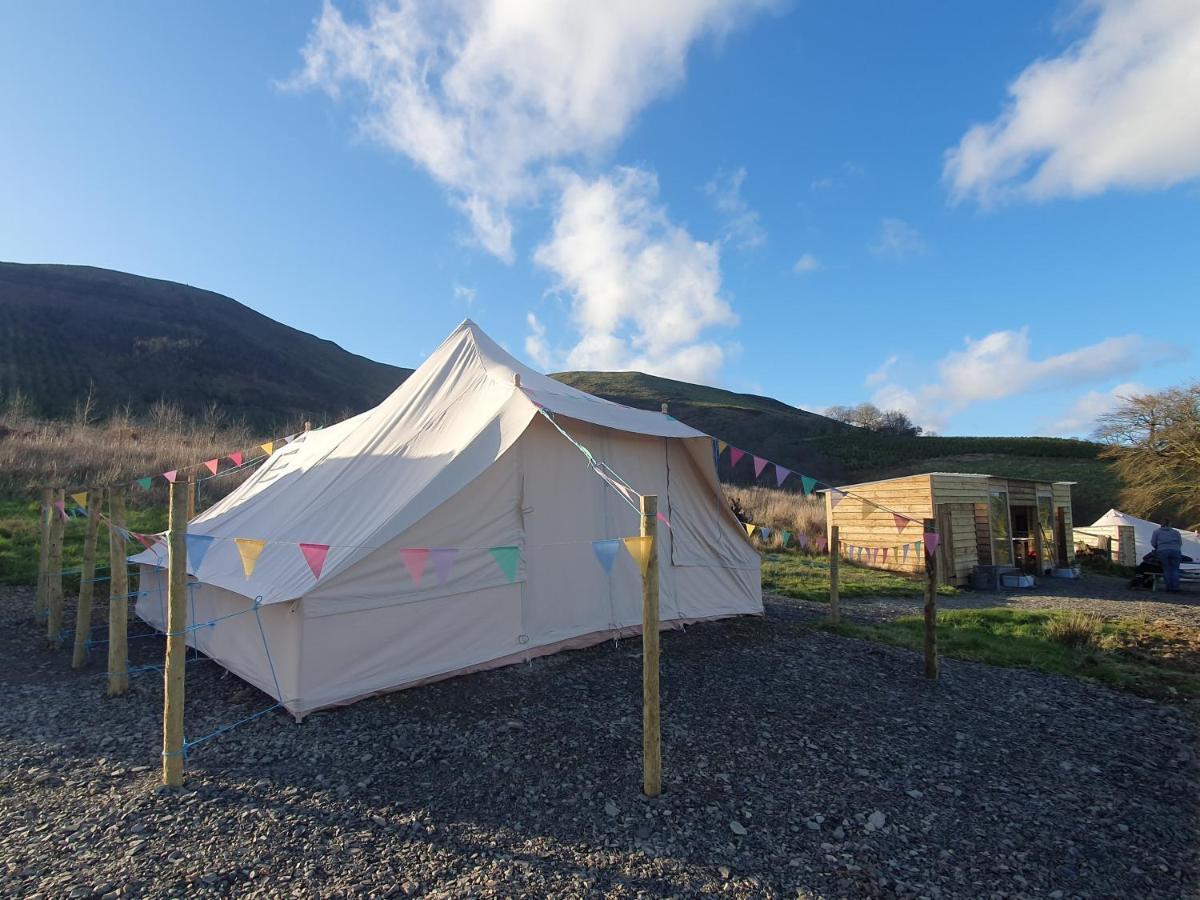 מלון לאנדוברי Calon Y Goedwig Glamping מראה חיצוני תמונה