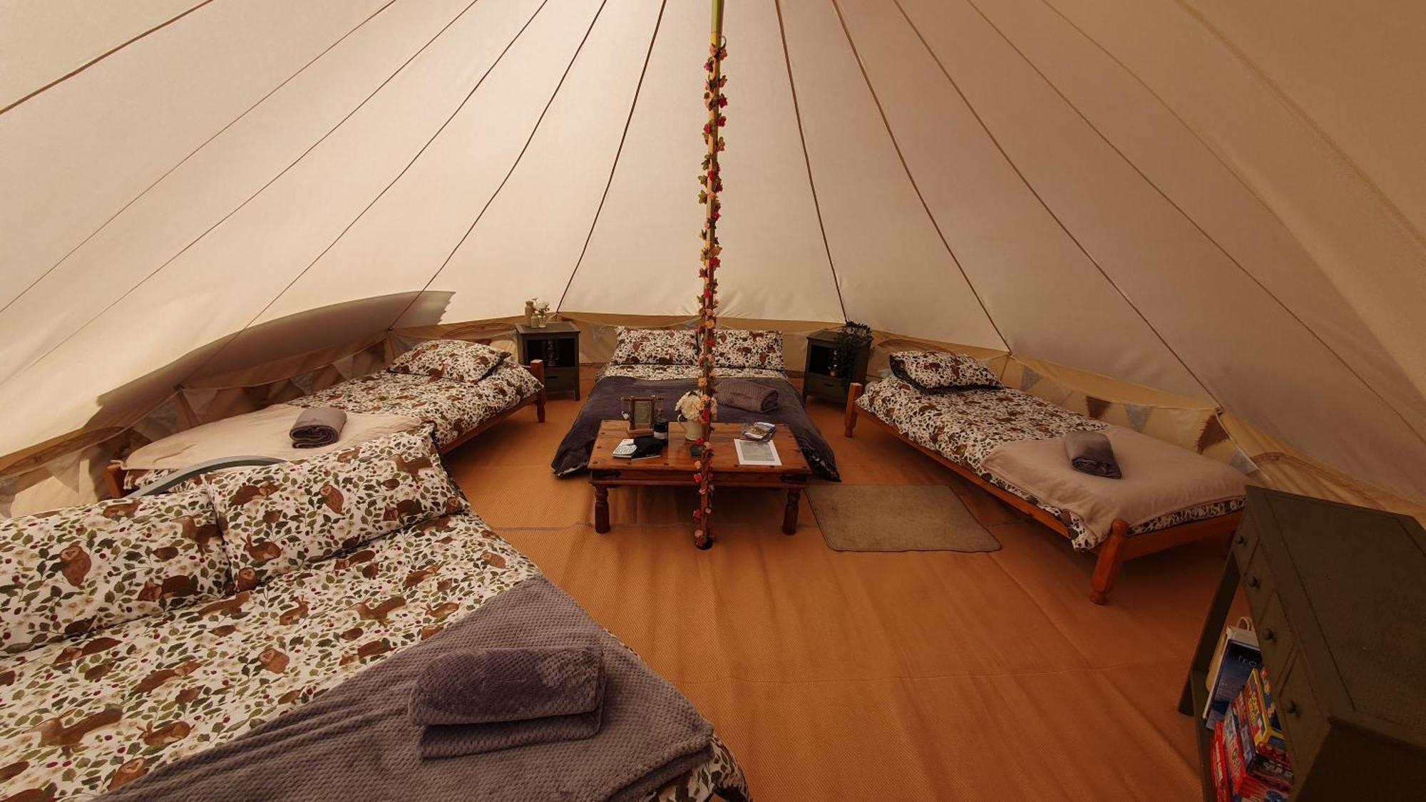 מלון לאנדוברי Calon Y Goedwig Glamping מראה חיצוני תמונה