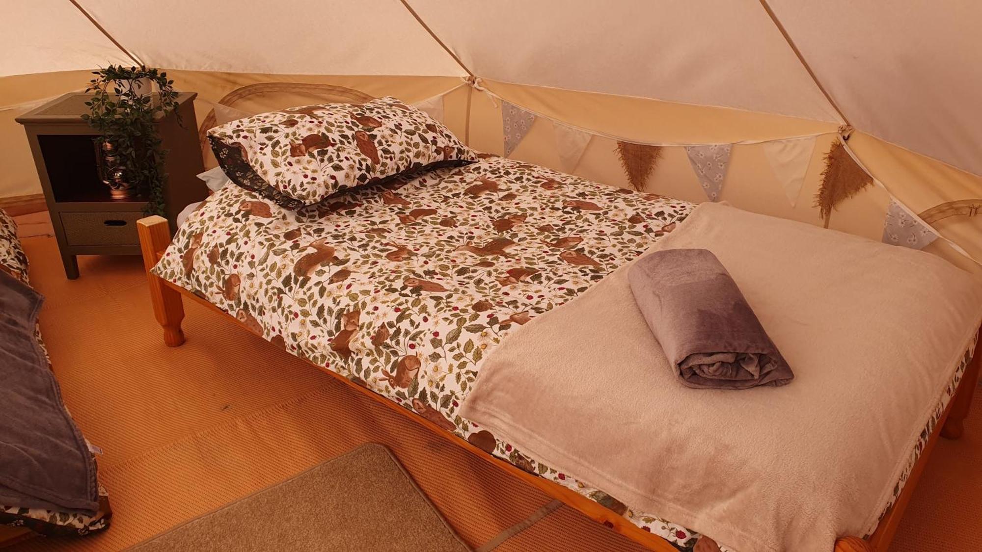 מלון לאנדוברי Calon Y Goedwig Glamping מראה חיצוני תמונה
