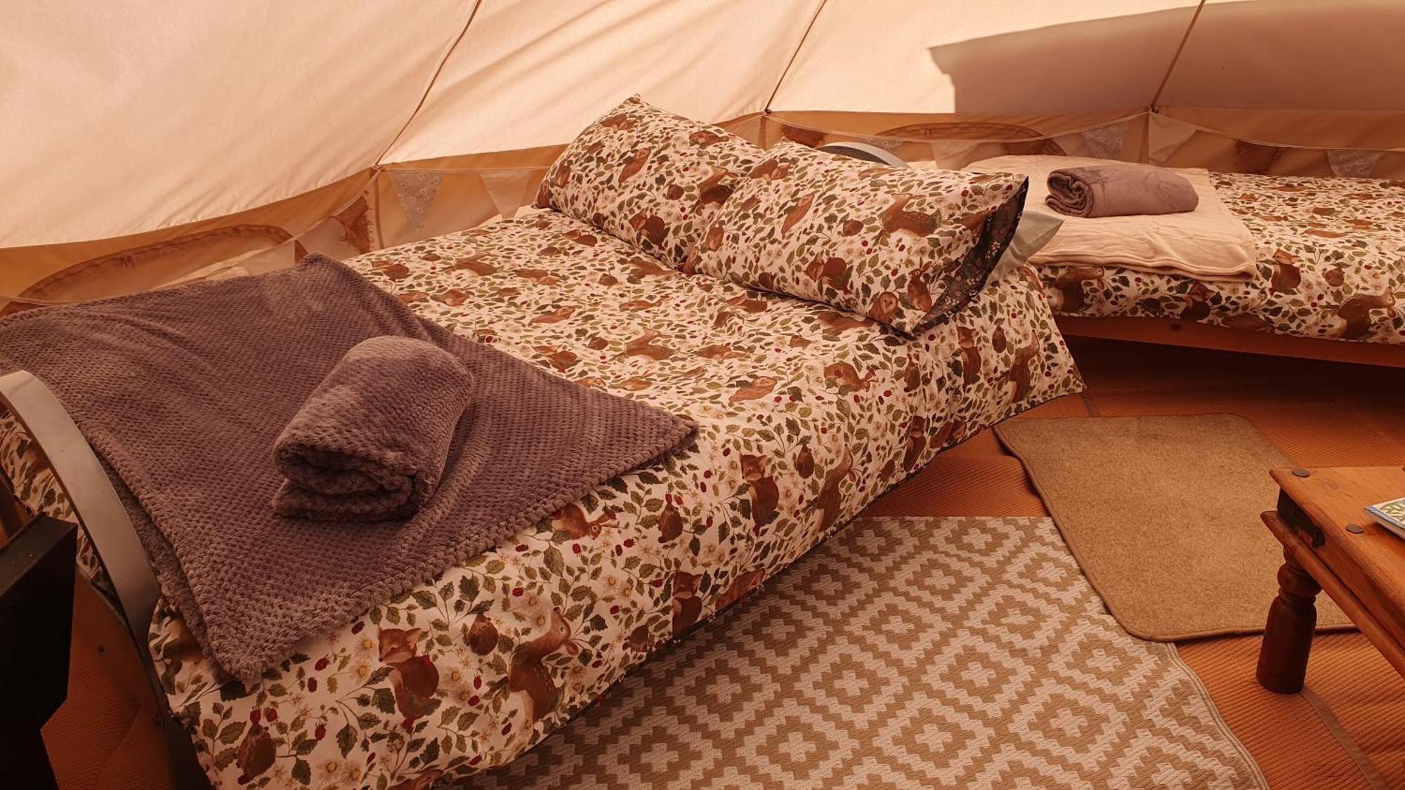 מלון לאנדוברי Calon Y Goedwig Glamping מראה חיצוני תמונה
