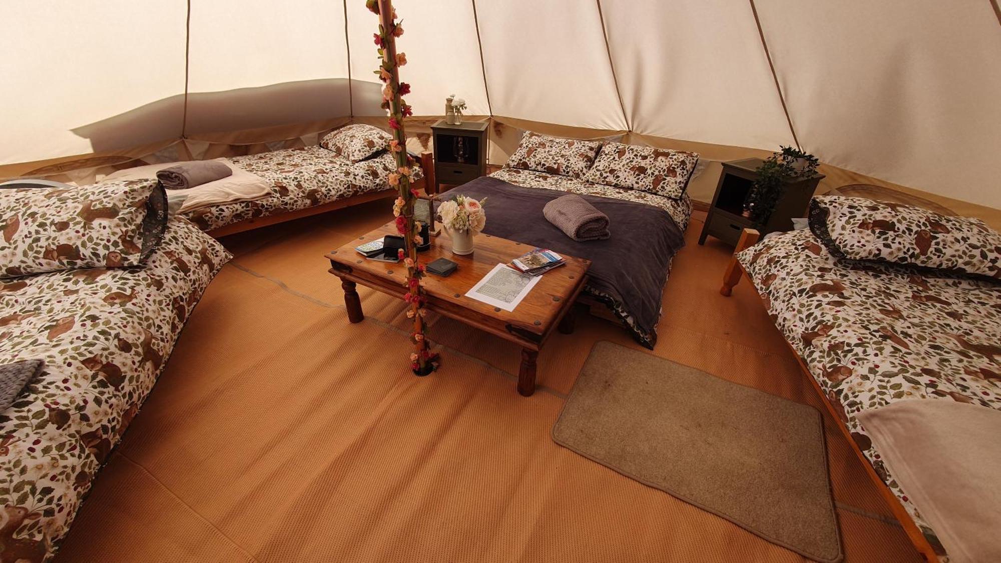 מלון לאנדוברי Calon Y Goedwig Glamping מראה חיצוני תמונה