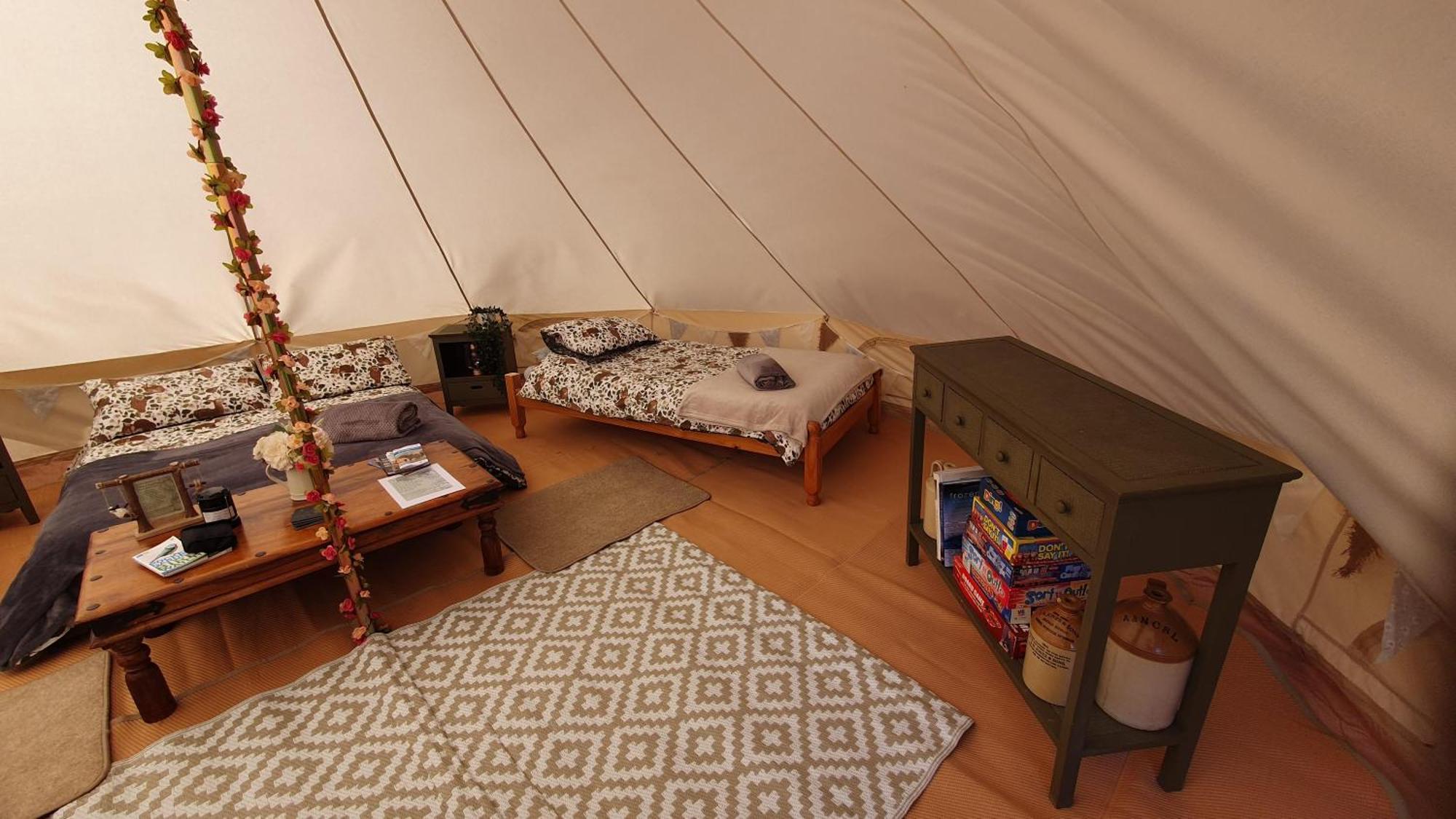 מלון לאנדוברי Calon Y Goedwig Glamping מראה חיצוני תמונה