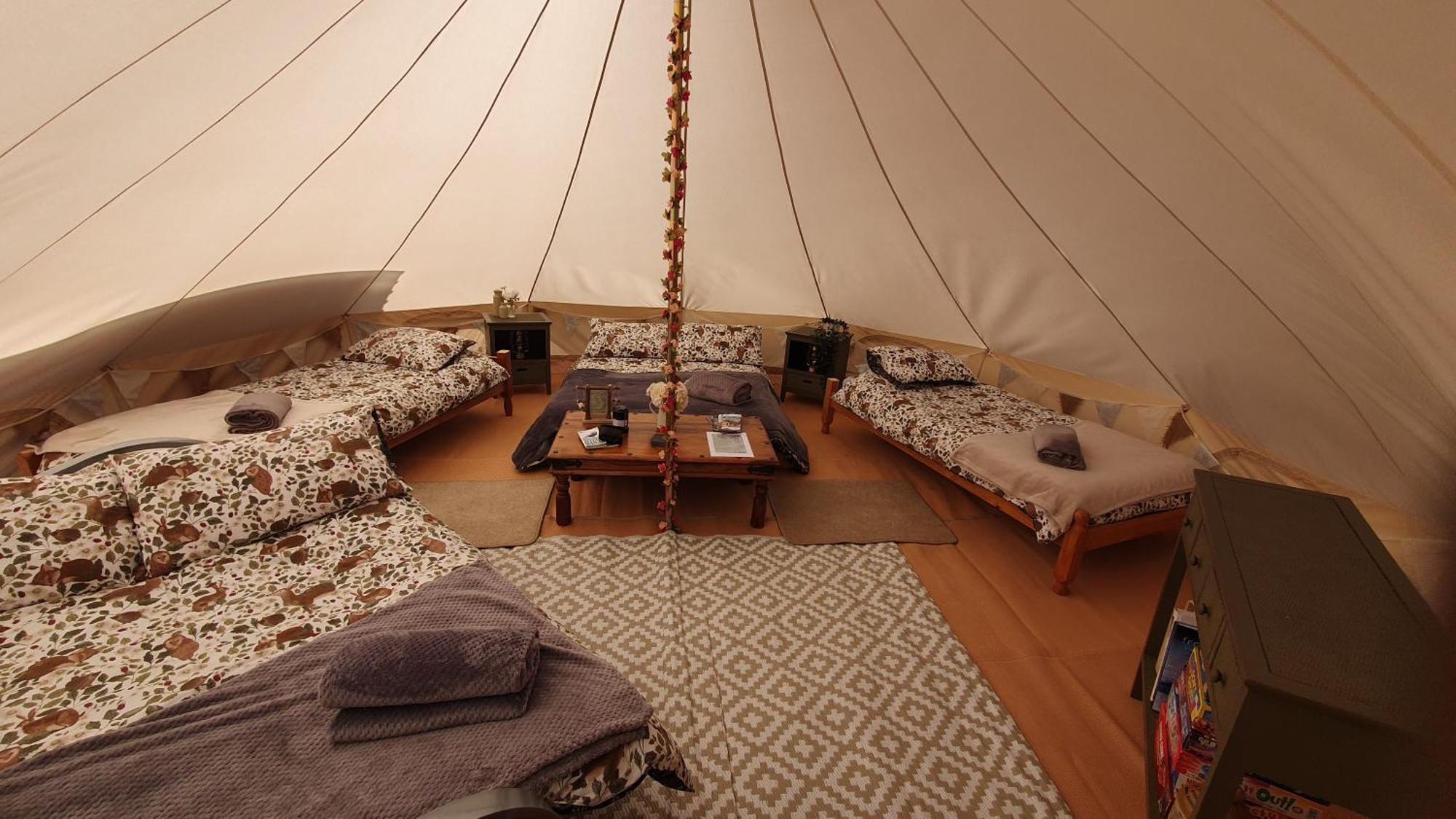 מלון לאנדוברי Calon Y Goedwig Glamping מראה חיצוני תמונה