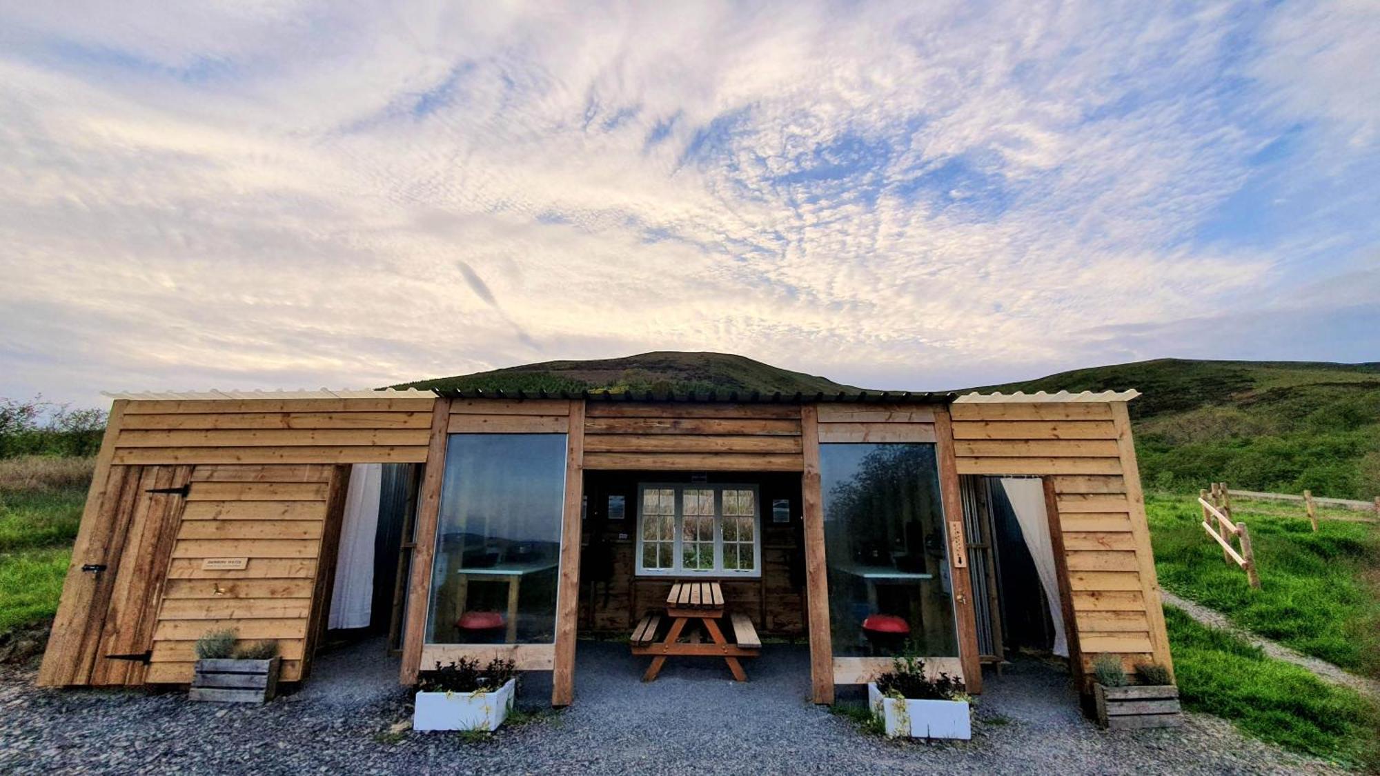 מלון לאנדוברי Calon Y Goedwig Glamping מראה חיצוני תמונה