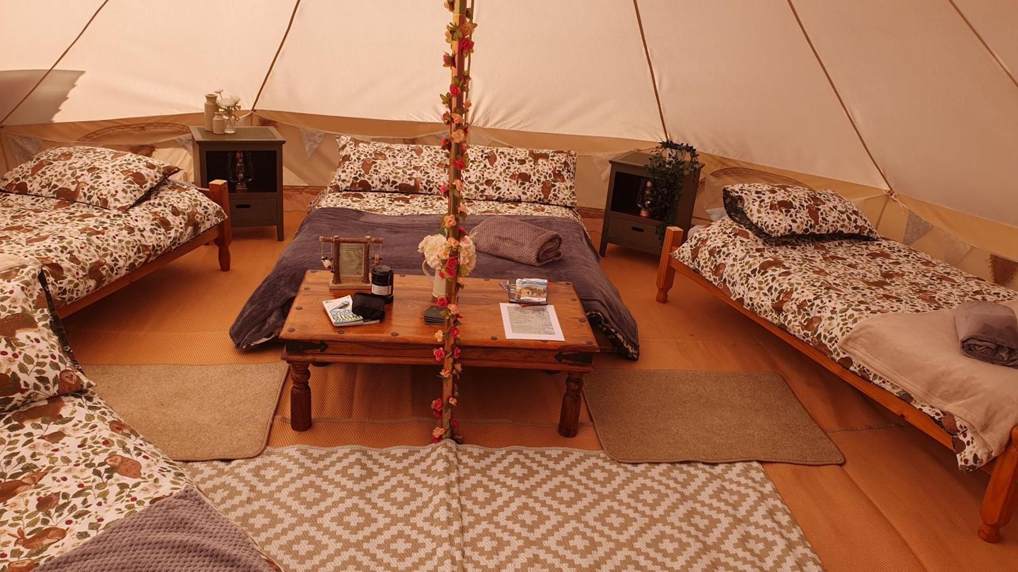 מלון לאנדוברי Calon Y Goedwig Glamping מראה חיצוני תמונה