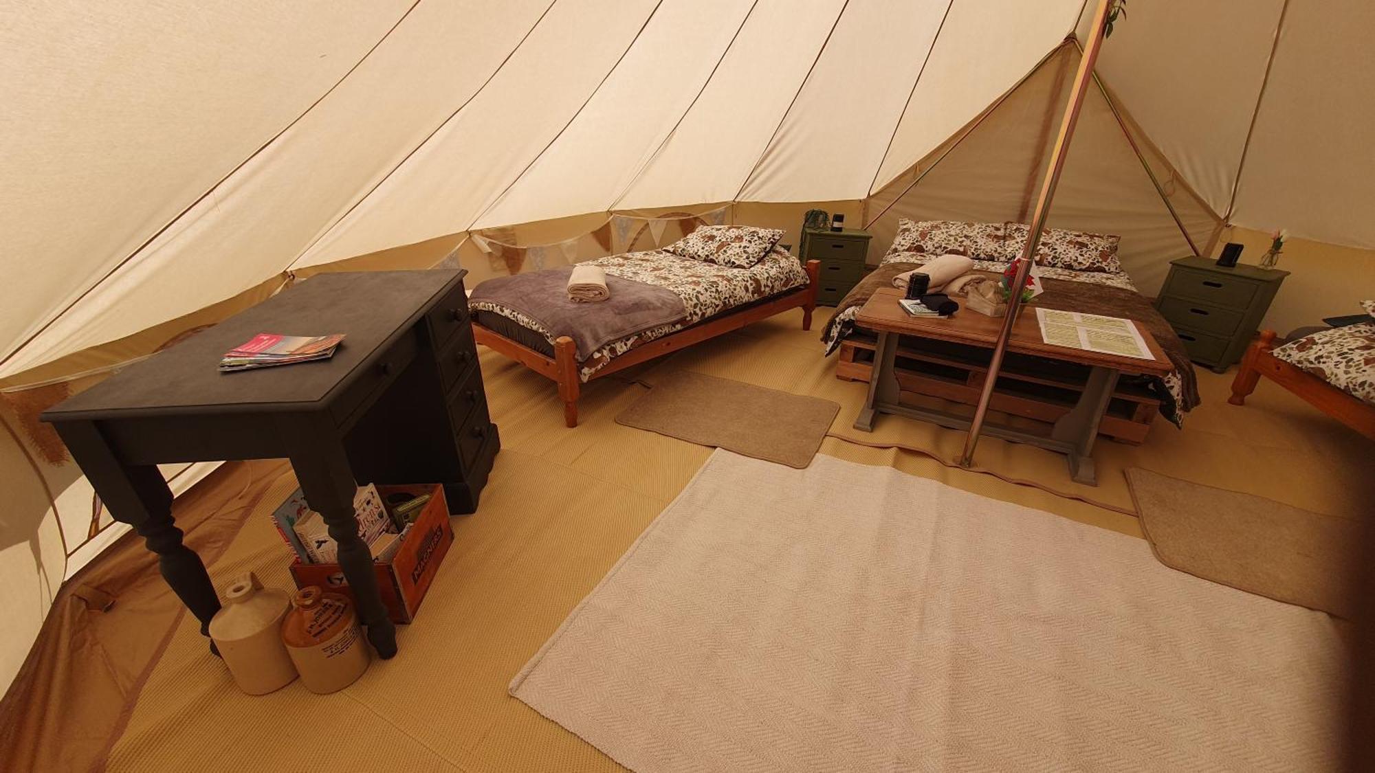 מלון לאנדוברי Calon Y Goedwig Glamping מראה חיצוני תמונה