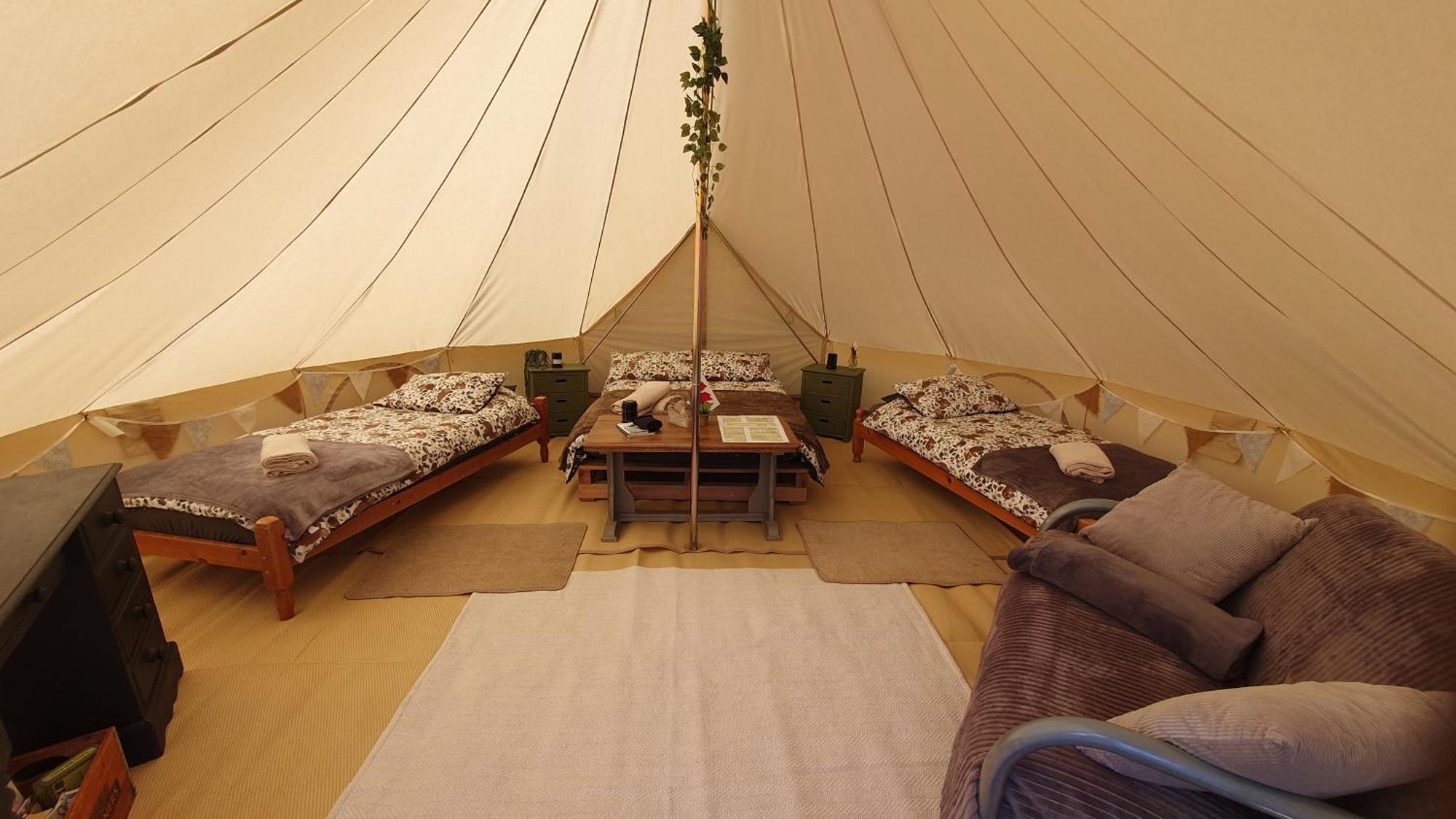 מלון לאנדוברי Calon Y Goedwig Glamping מראה חיצוני תמונה