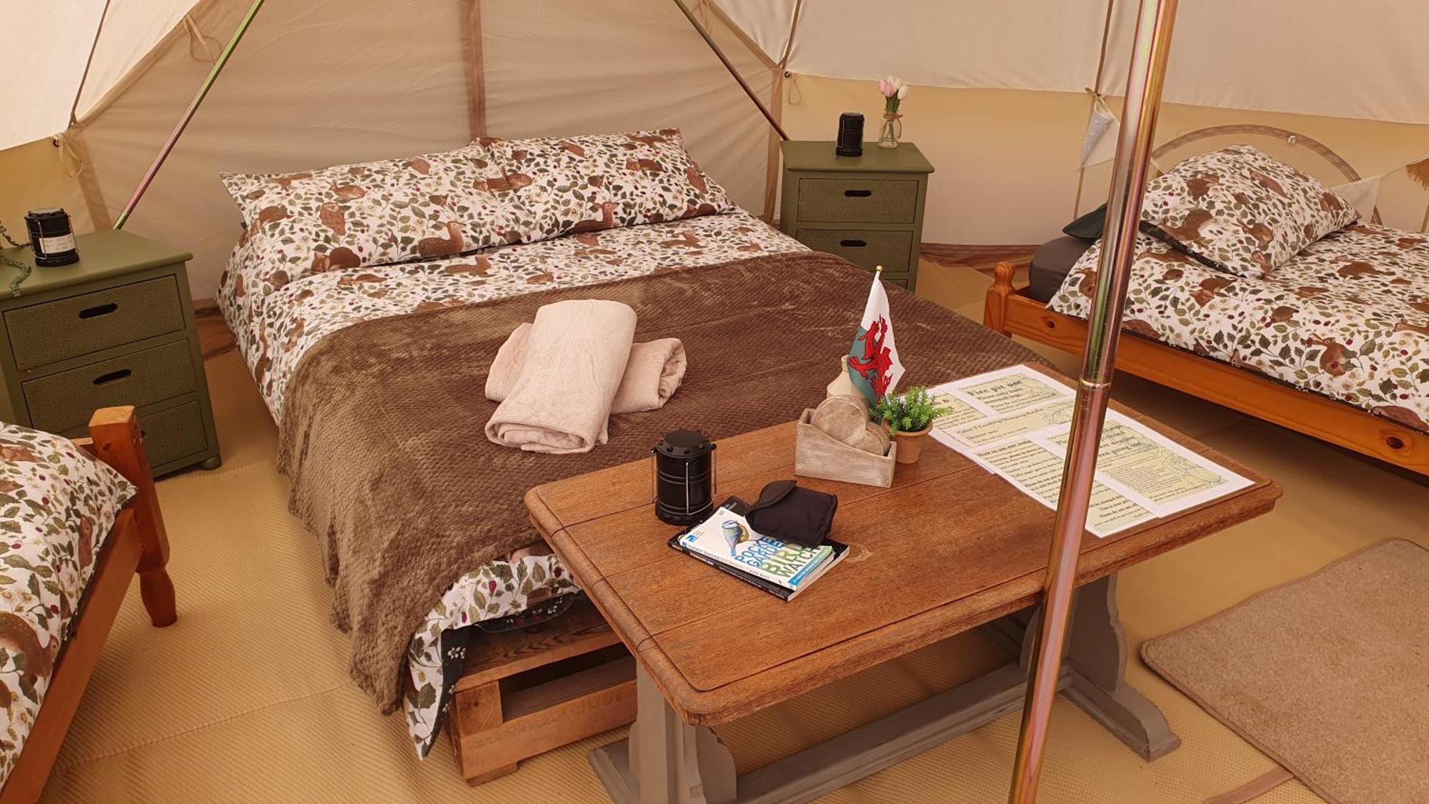 מלון לאנדוברי Calon Y Goedwig Glamping מראה חיצוני תמונה